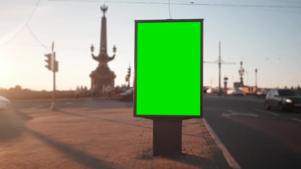 Uma Billboard com uma tela verde em uma rua ocupada — Vídeo de Stock