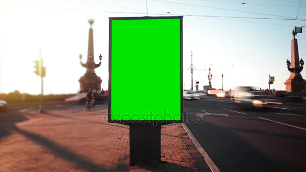 Billboard With a Green Screen on a Busy Street. Время покажет . — стоковое видео