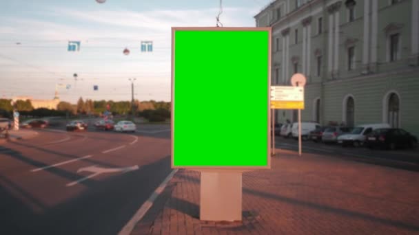 Een bord met een groen scherm op een drukke straat. Time-lapse. — Stockvideo