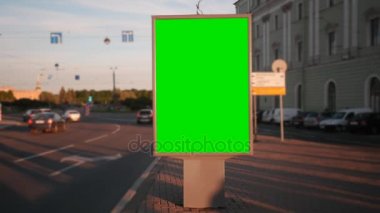 bir Pano yoğun bir cadde üzerinde yeşil bir ekran ile