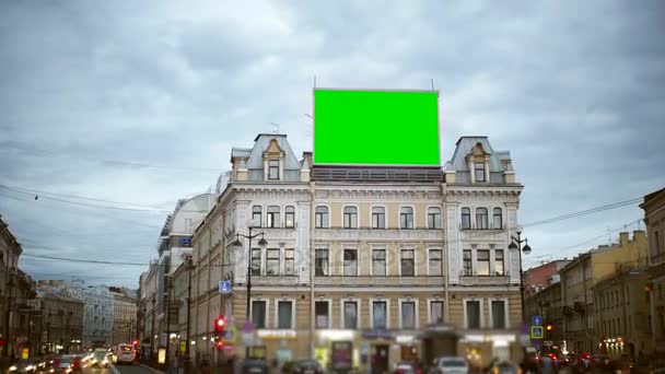 Een bord met een groen scherm — Stockvideo