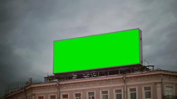 Una cartelera con una pantalla verde — Vídeo de stock