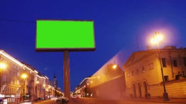 Billboard meşgul karayolu üzerinde yeşil bir ekran ile