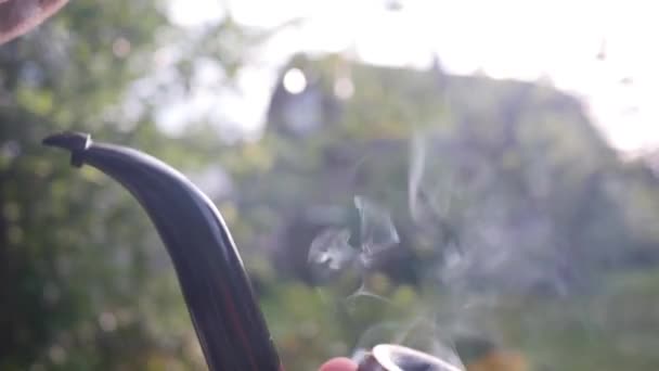 L'homme fume une pipe — Video