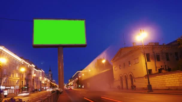 Panneau d'affichage avec un écran vert sur la chaussée occupée — Video