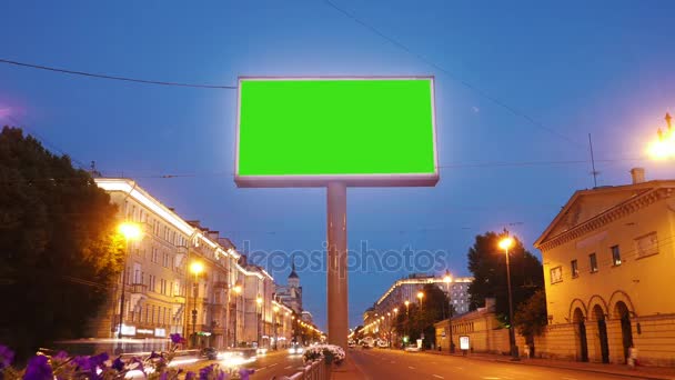 Cartelera con una pantalla verde en la carretera ocupada — Vídeos de Stock