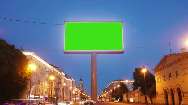 Cartelera con una pantalla verde en la carretera ocupada — Vídeo de stock