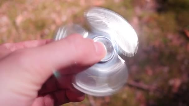 Draait de Spinner in zijn handen — Stockvideo