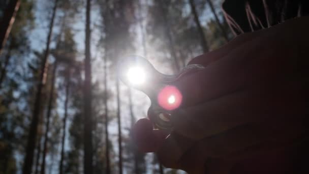 Dreht den Spinner in seinen Händen — Stockvideo