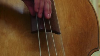 Bir çift Bass.close oynayan adam