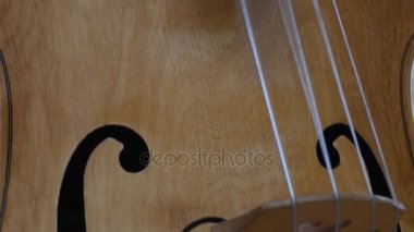 Bir çift Bass.close oynayan adam