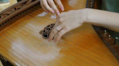 folk müzisyeni oynayan gusli