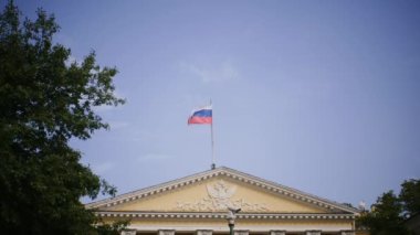 Rus bayrağı rüzgarda çırpınan