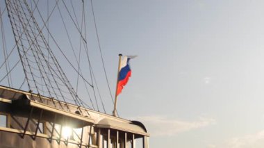 Rus bayrağı rüzgarda çırpınan