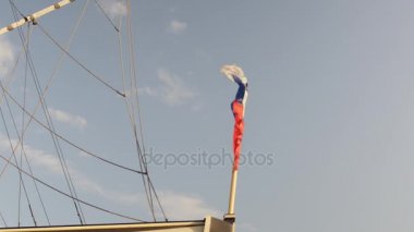 Rus bayrağı rüzgarda çırpınan