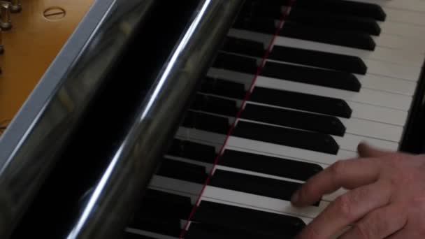 钢琴调音。特写镜头调整钢琴. — 图库视频影像