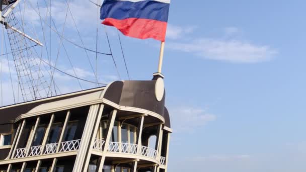 Bandera rusa ondeando en el viento — Vídeo de stock