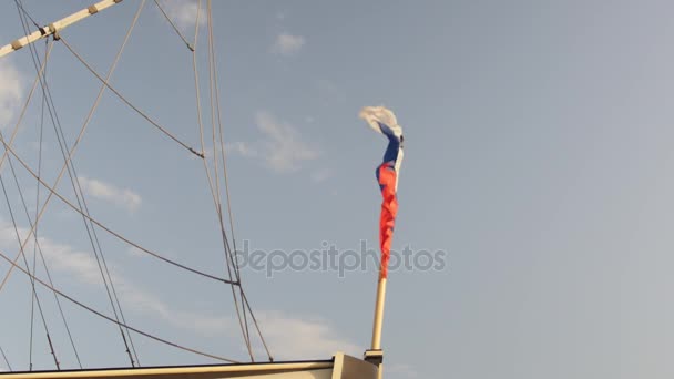Bandera rusa ondeando en el viento — Vídeo de stock