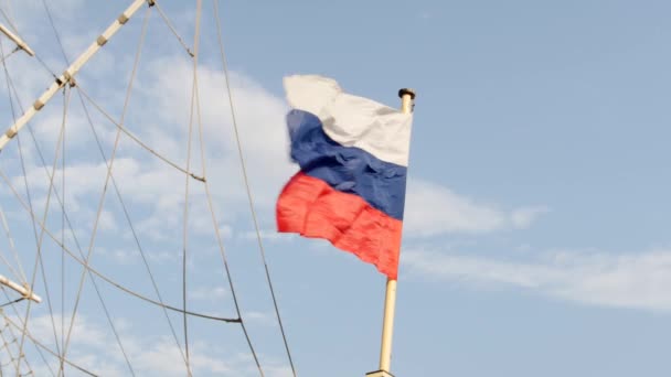 Bandera rusa ondeando en el viento — Vídeo de stock