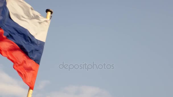 Bandera rusa ondeando en el viento — Vídeo de stock