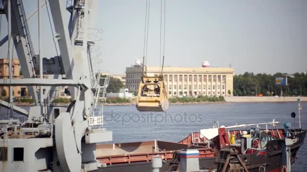 装载起重机放电碎石从驳船码头. — 图库视频影像