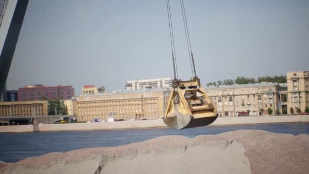 La grue de chargement décharge la pierre concassée de la péniche à la jetée . — Video