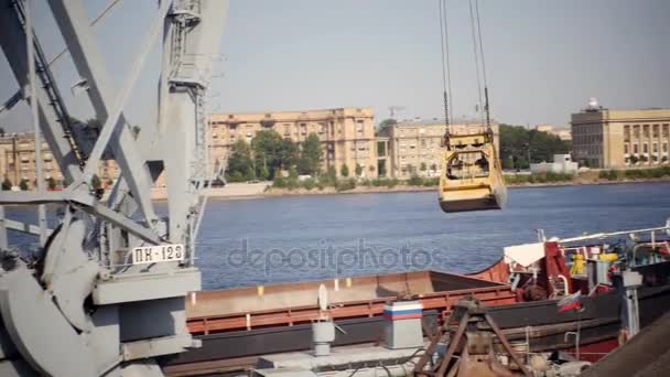 La grue de chargement décharge la pierre concassée de la péniche à la jetée . — Video