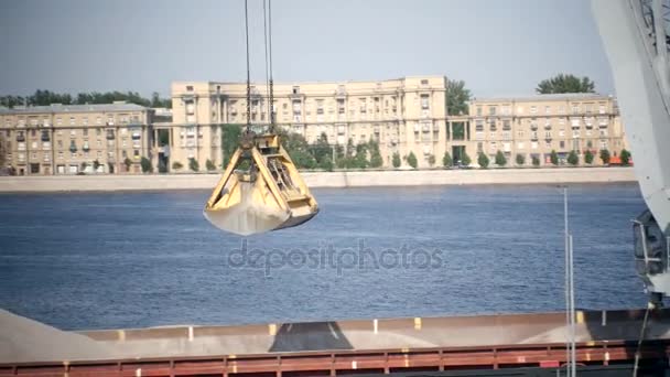 La gru di carico scarica pietrisco frantumato dalla chiatta al molo . — Video Stock