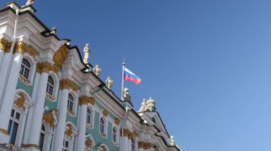 Rus bayrağı rüzgarda çırpınan