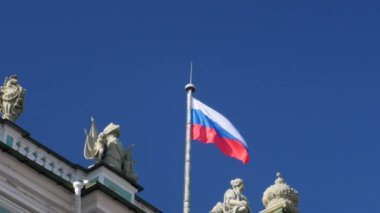 Rus bayrağı rüzgarda çırpınan