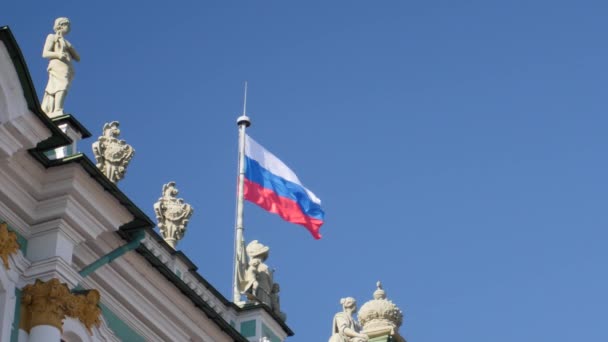 Bandera rusa ondeando en el viento — Vídeo de stock