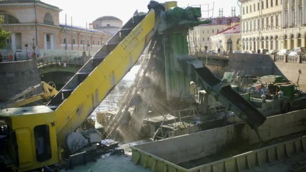 Crane Scoops Sand Mud From River Bottom — стоковое видео