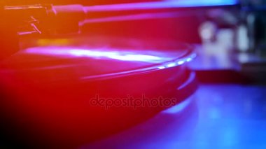 Turntable 'da dönen vinil. Kapat. 