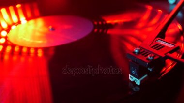 Turntable 'da dönen vinil. Kapat. 