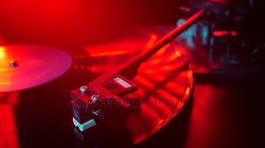 Turntable 'da dönen vinil. Kapat. 