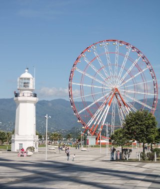 Batum sahilinde dönme dolap