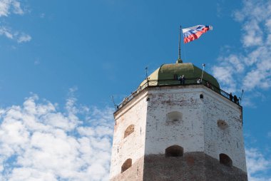 Vyborg, Rusya 3 Eylül 2016: St Olaf's tower Vyborg, Rusya'nın gökyüzünde Vyborg kalede