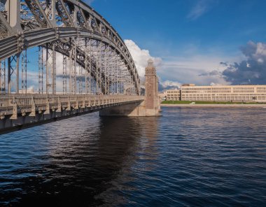 Saint-Petersburg, Rusya'nın Neva Nehri üzerinde köprü açıklıklı bir görünümünü