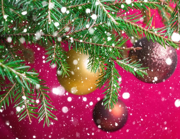 Ramas de abeto con bolas de Navidad. Nieve estilizada cayendo — Foto de Stock