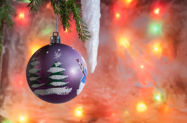 프 로스트와 다채로운 흐린된 빛 배경 유리에에 크리스마스 공 — 스톡 사진