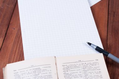 Sözlük, defter ve kalem ahşap yüzeye