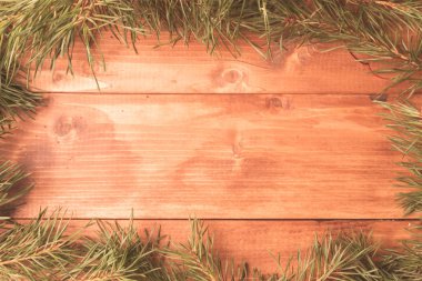 Noel köknar ağacı ahşap bir gemide. Yazıt için bir yer var.