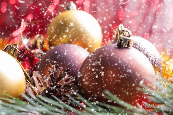 Bolas de Navidad acostado en ramas de abeto . — Foto de Stock