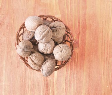 Ceviz ahşap arka plan üzerinde bir sepet içinde. Üstten Görünüm.