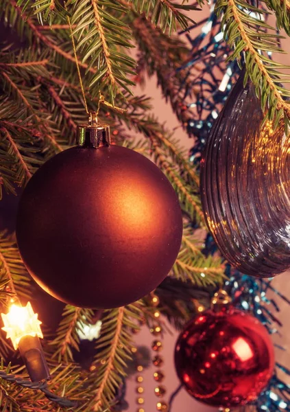 Χριστουγεννιάτικα στολίδια, χριστουγεννιάτικο δέντρο γιρλάντα για το χριστουγεννιάτικο δέντρο. γκρο πλαν. Εκλεκτής ποιότητας επεξεργασία — Φωτογραφία Αρχείου