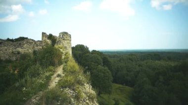 Bir ortaçağ kalesi kalıntıları. Panoramik görünüm