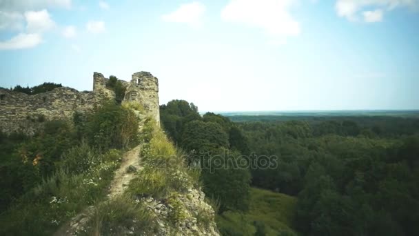 Ruiny średniowiecznej twierdzy. Panoramiczny widok — Wideo stockowe