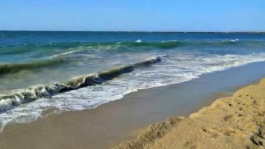 Deniz manzara - deniz sahil hattı ve dalgalar deniz. 4k
