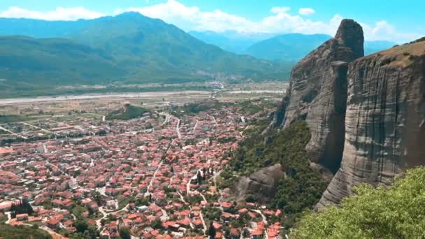 Köyün yakınındaki Meteora görünümünü Yunanistan — Stok video