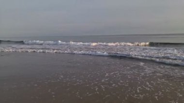 Dalgalar akşam plajda çalışan.